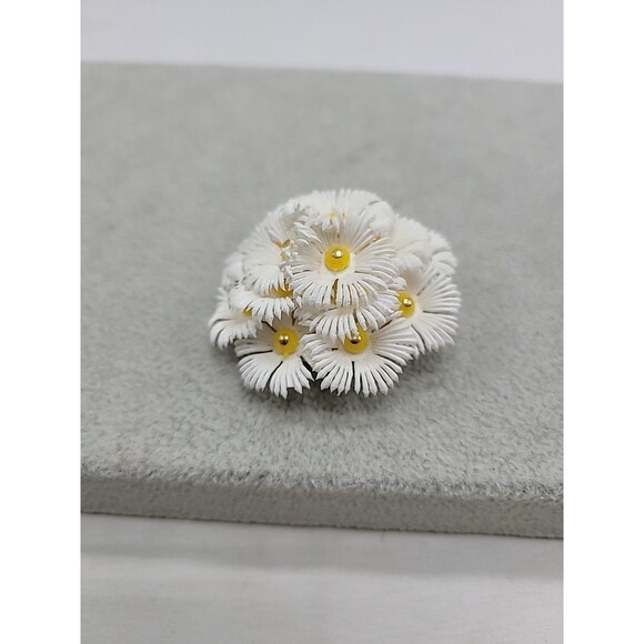 Vintage Daisy Cluster Brooch White Yellow Plastic Bead Domed Flower Hong Kong 2" - Picture 5 of 9